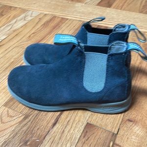 Blundstone light weight suede boots 4.5 Australian size